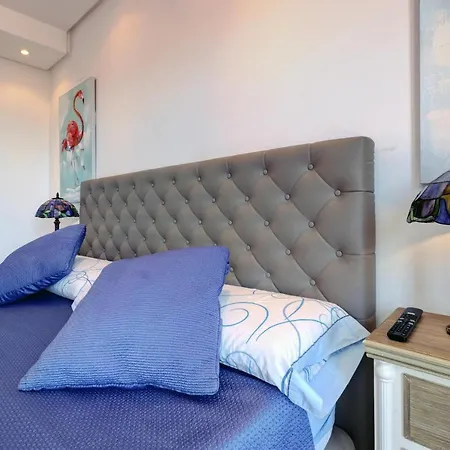 Exclusive Frontline Penthouse Nyaraló